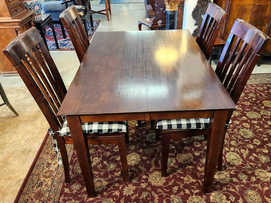 Table w/ Built-In Leaf & 4 Chairs