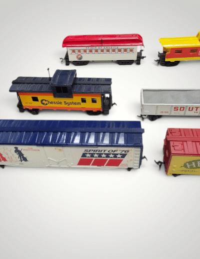 Vintage N Scale Model Train Lot of 15 – Chessie System Diesel Locomotive, Freight Cars & Cabooses